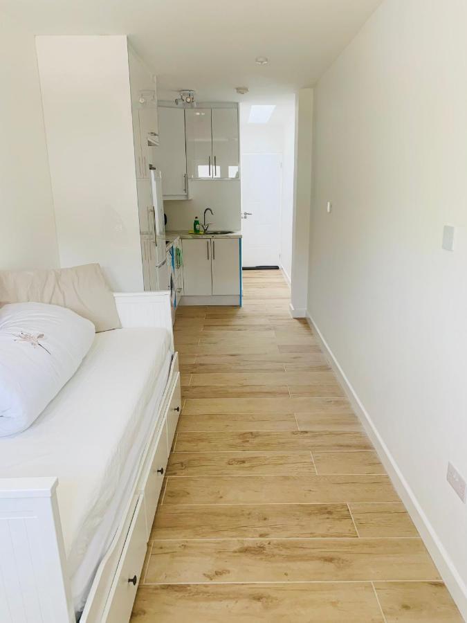Lovely En-Suite Studio With Kitchen And Free Parking With Walking Distance To Tube Station And Short Train Ride To Central London!! 诺斯伍德 外观 照片