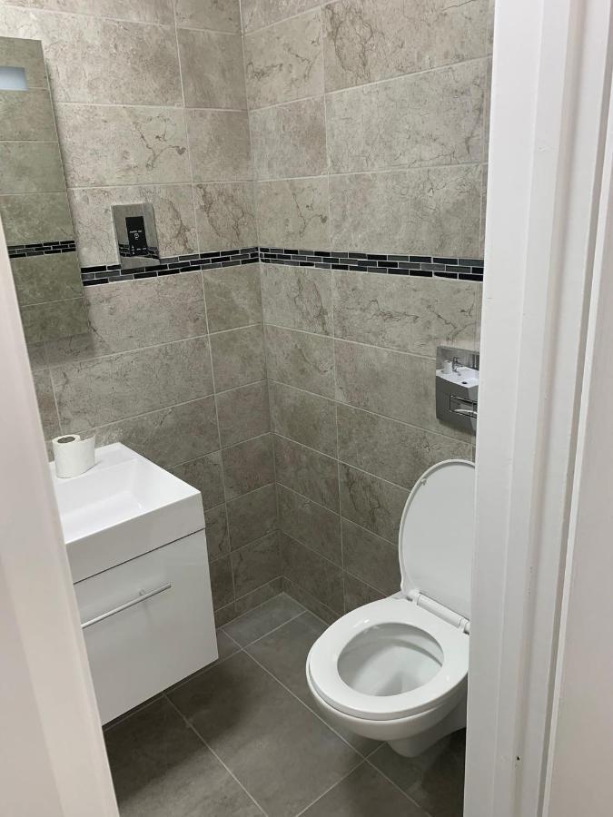 Lovely En-Suite Studio With Kitchen And Free Parking With Walking Distance To Tube Station And Short Train Ride To Central London!! 诺斯伍德 外观 照片