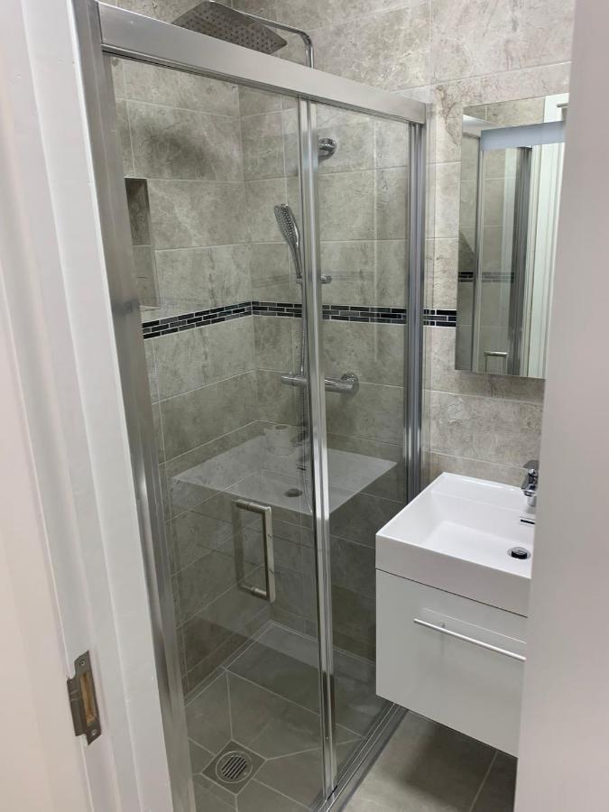 Lovely En-Suite Studio With Kitchen And Free Parking With Walking Distance To Tube Station And Short Train Ride To Central London!! 诺斯伍德 外观 照片