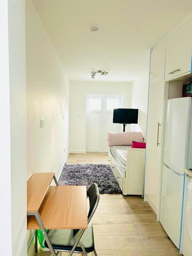 Lovely En-Suite Studio With Kitchen And Free Parking With Walking Distance To Tube Station And Short Train Ride To Central London!! 诺斯伍德 外观 照片